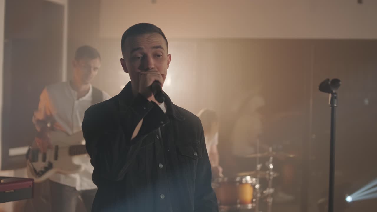 가수, 베이시스트, 피아니스트, 드러머, 기타리스트와 함께 라이브 밴드 공연