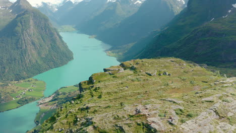 excursionista en el pico klovane en oldedalen, stryn, fiordo noruega