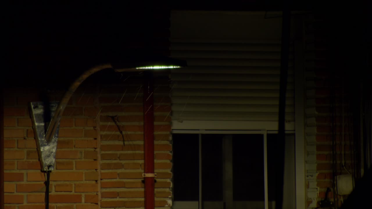 Gotas de Chuva Iluminadas por um Candeeiro de Rua à Noite