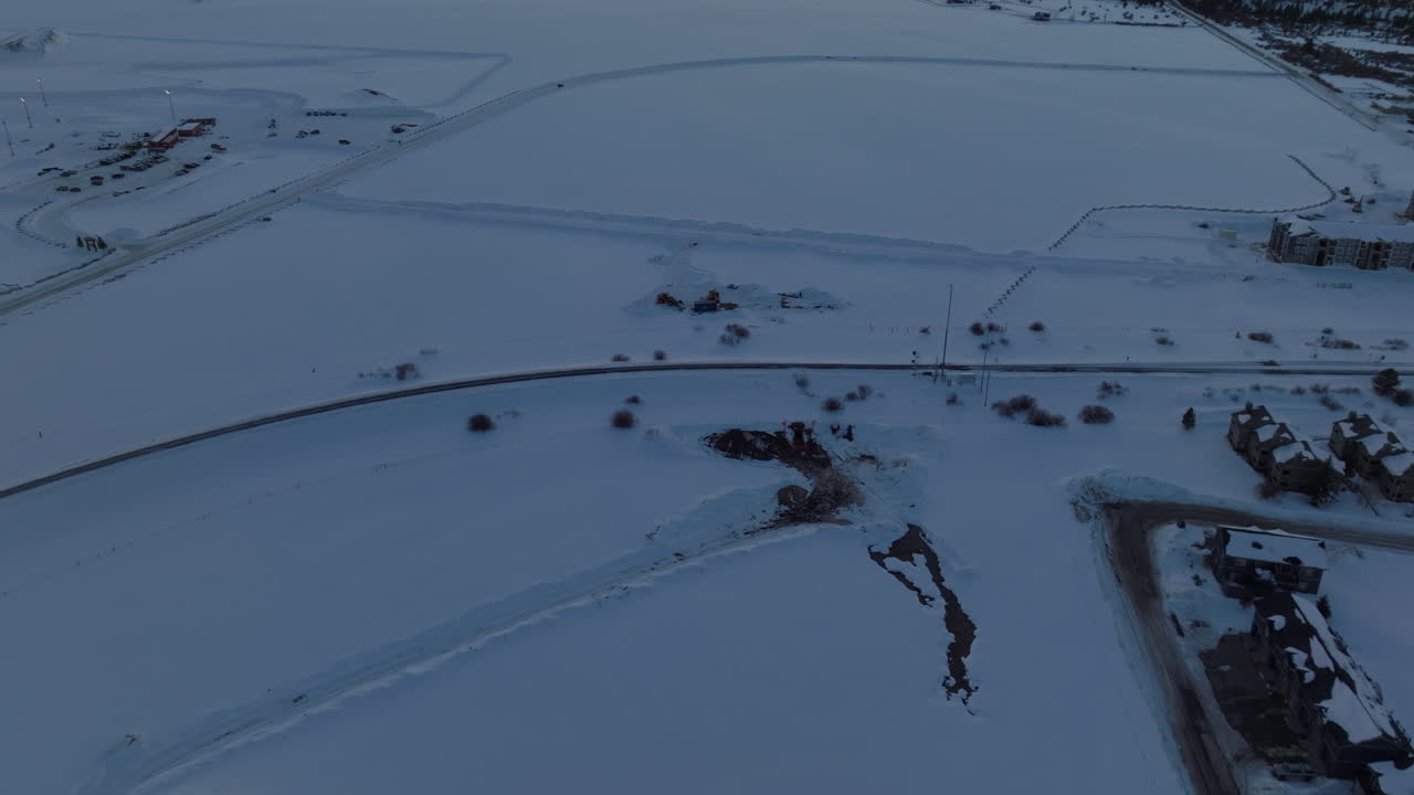 석양에 산의 공중 틸팅 샷