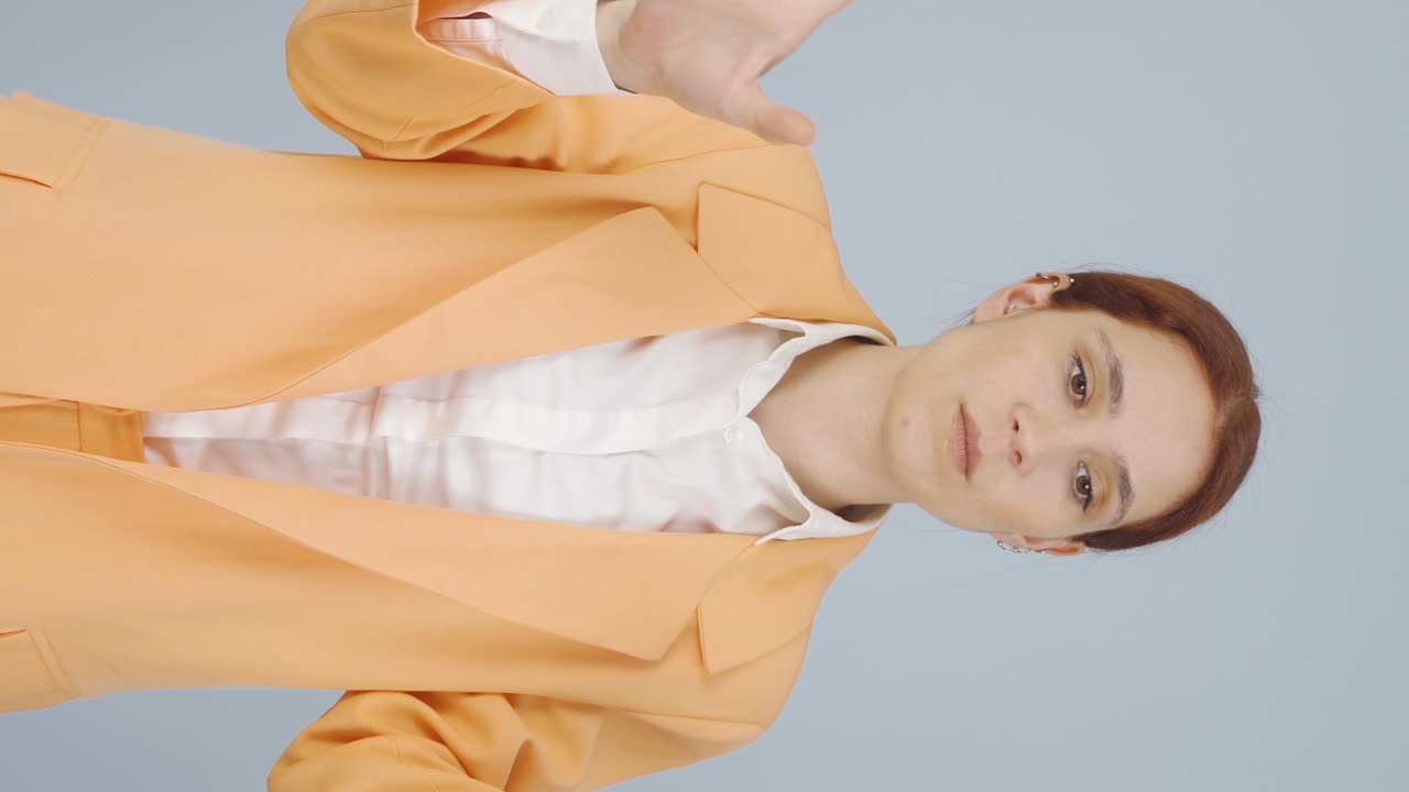 분노한 사업가 여성의 수직 비디오. 사업가 여성은 자신의 실패에 대해 의문을 제기합니다.