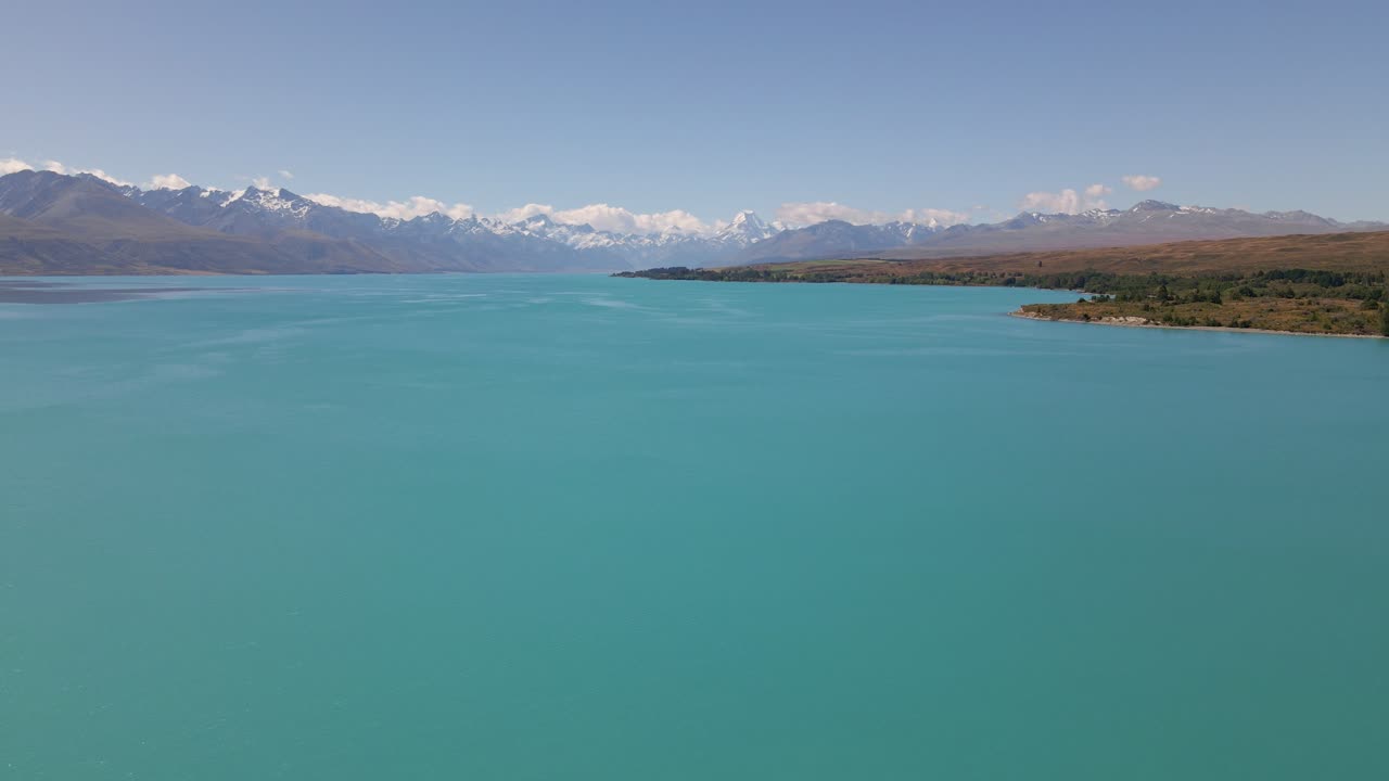 потрясающее бирюзовое озеро пукаки с альпийской горной грядой на заднем плане