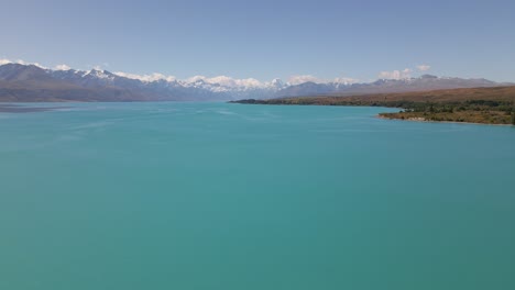 Stunning-turquoise-lake-Pukaki-with-alpine-mountain-range-in-background