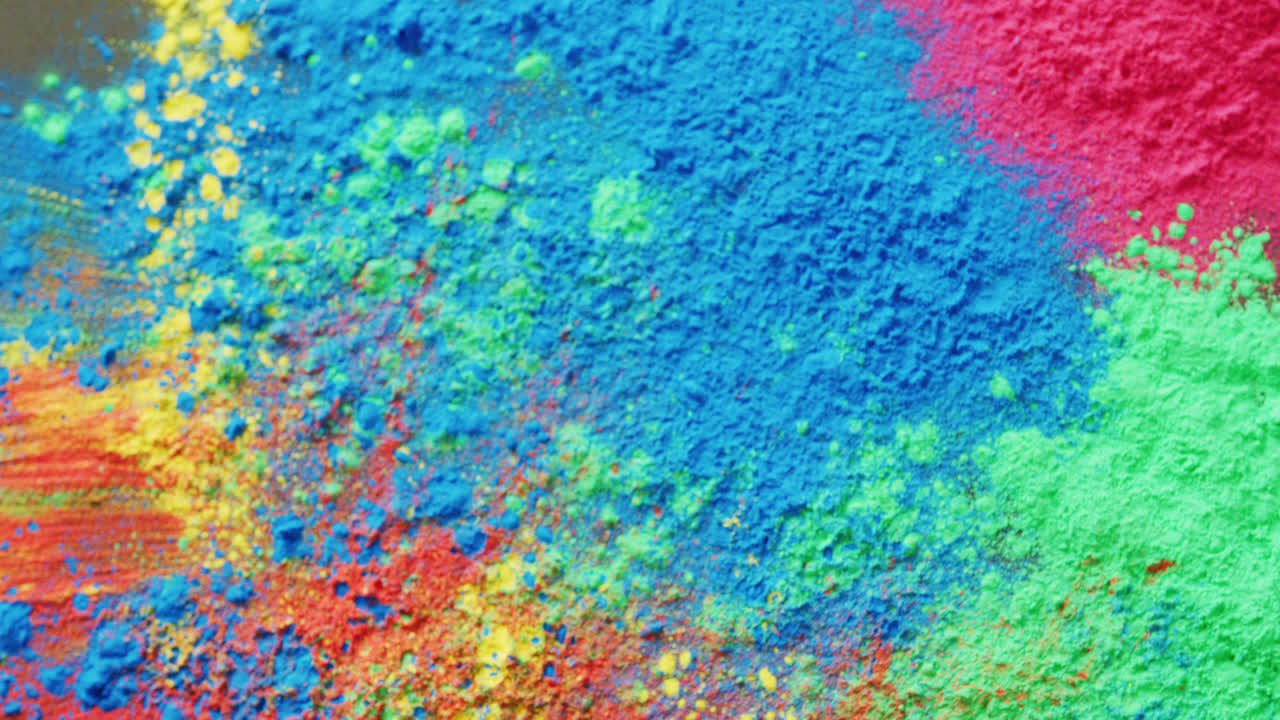 Video di primo piano di polveri multicolori con spazio per il testo su sfondo nero