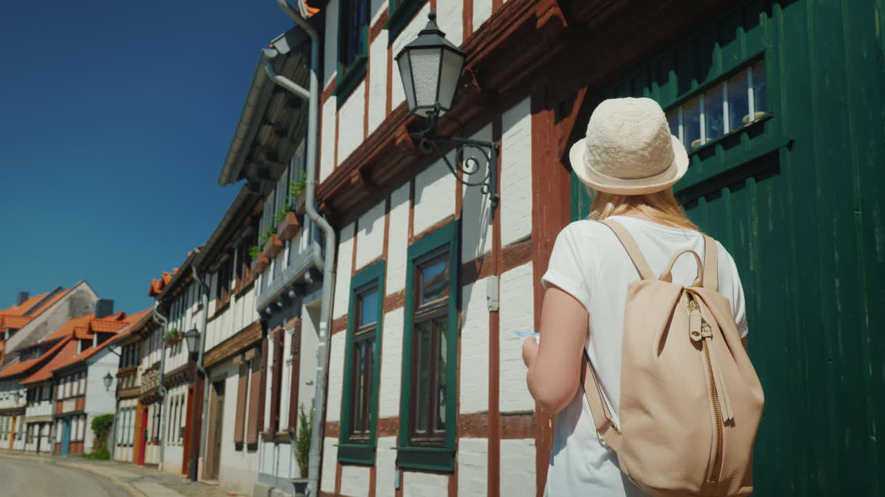 turista con mapa en la antigua calle alemana