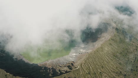 Neblige-Landschaft-Am-Vulkan-El-Chichonal-Mit-Grünem-Schwefelsee-Im-Krater---Luftdrohnenaufnahme