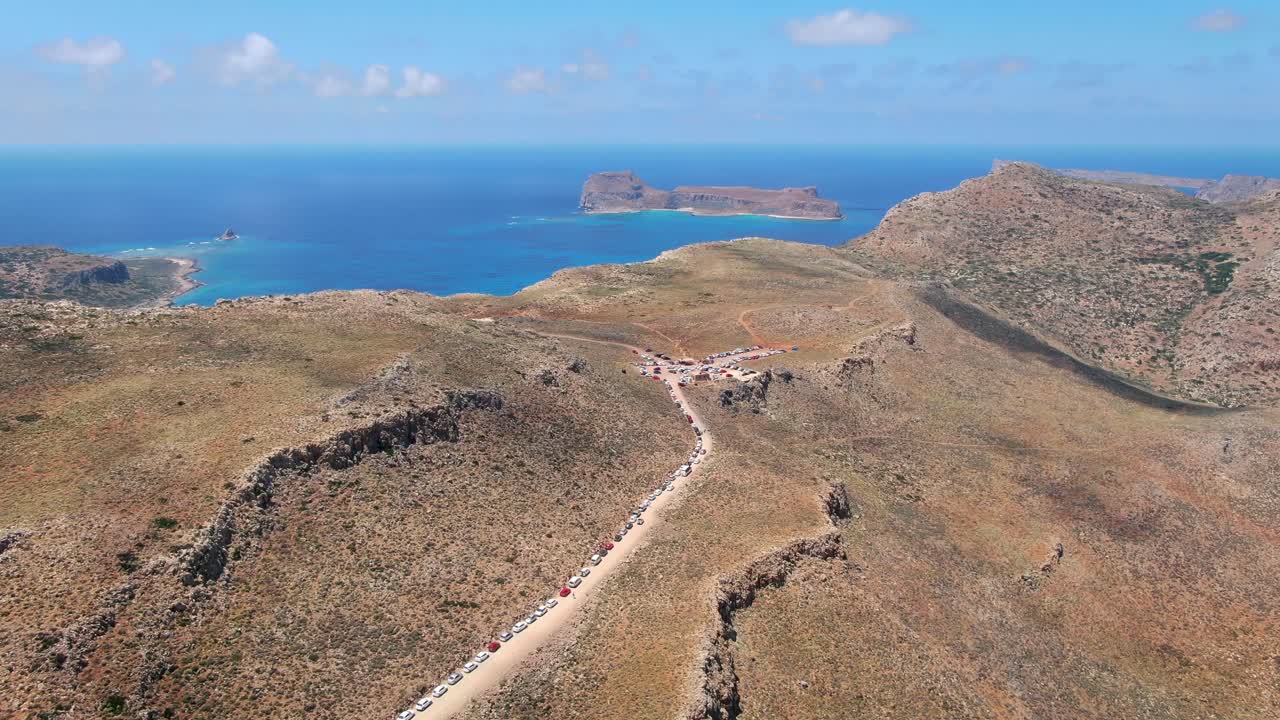 camino de tierra en la cima de la montaña, en el océano azul de fondo que desaparece en el horizonte