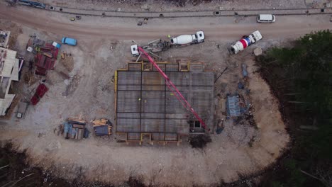 trabajadores caminando en un sitio de construcción con movimiento de cámara ascendente que muestra un gran sitio de construcción en un bosque