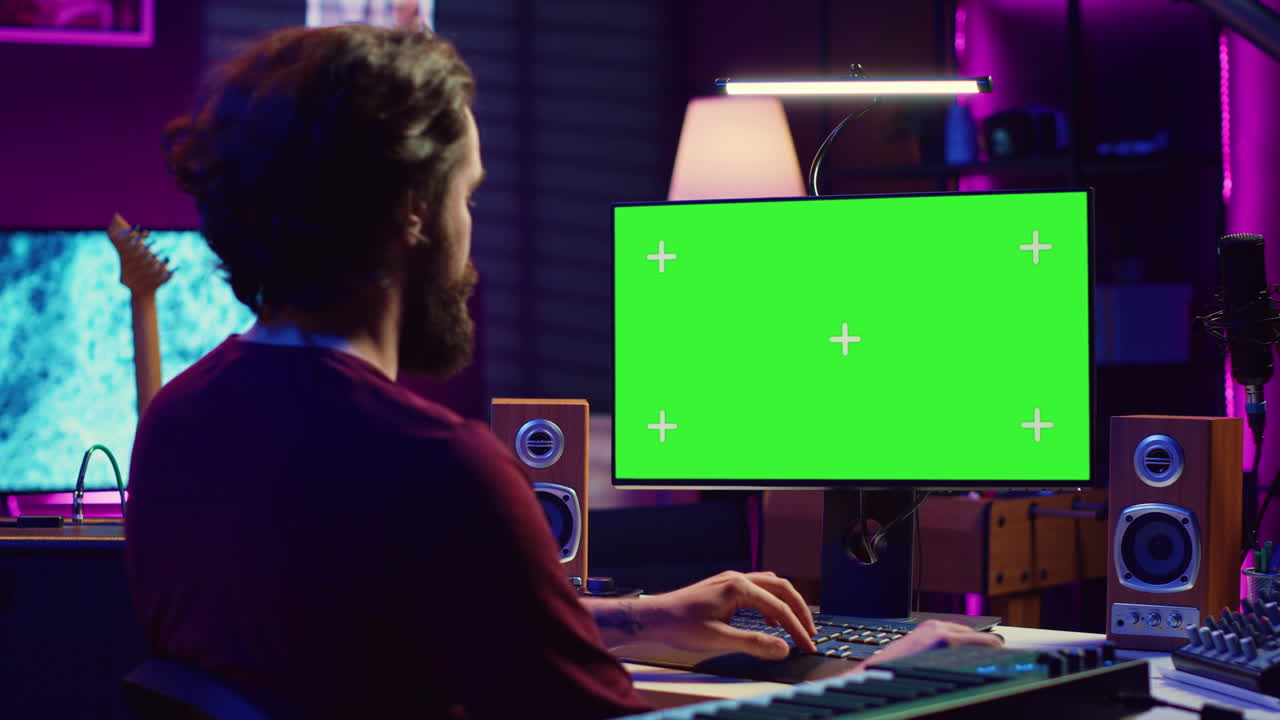 Musikproducent som lär sig använda mixerbord och ljudbord