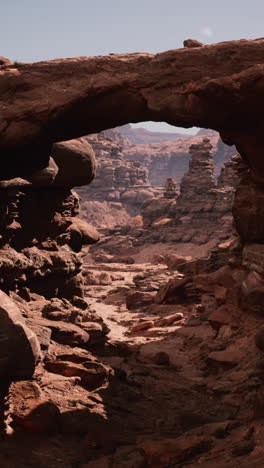 impresionante paisaje desértico con arco natural