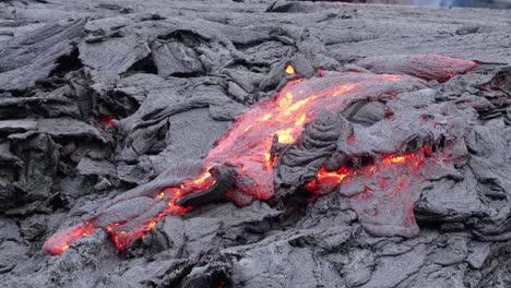 Lava-De-Magma-Líquido-Que-Fluye,-Moviéndose-A-Través-De-La-Corteza-De-Roca-Fundida---Vista-Estática