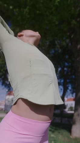 mujer estirándose en un parque