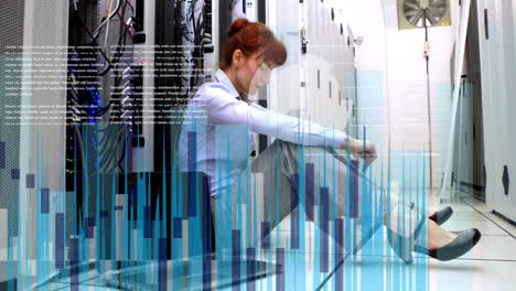 animación del procesamiento de datos sobre una mujer de negocios caucásica en la sala de servidores