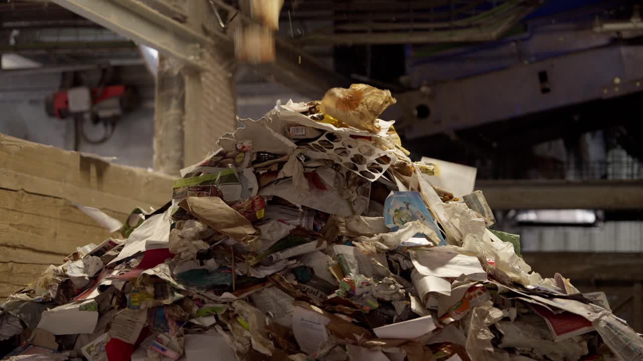 재활용 종이와 카드보드는 떨어지고  ⁇ 어리로 형성됩니다.