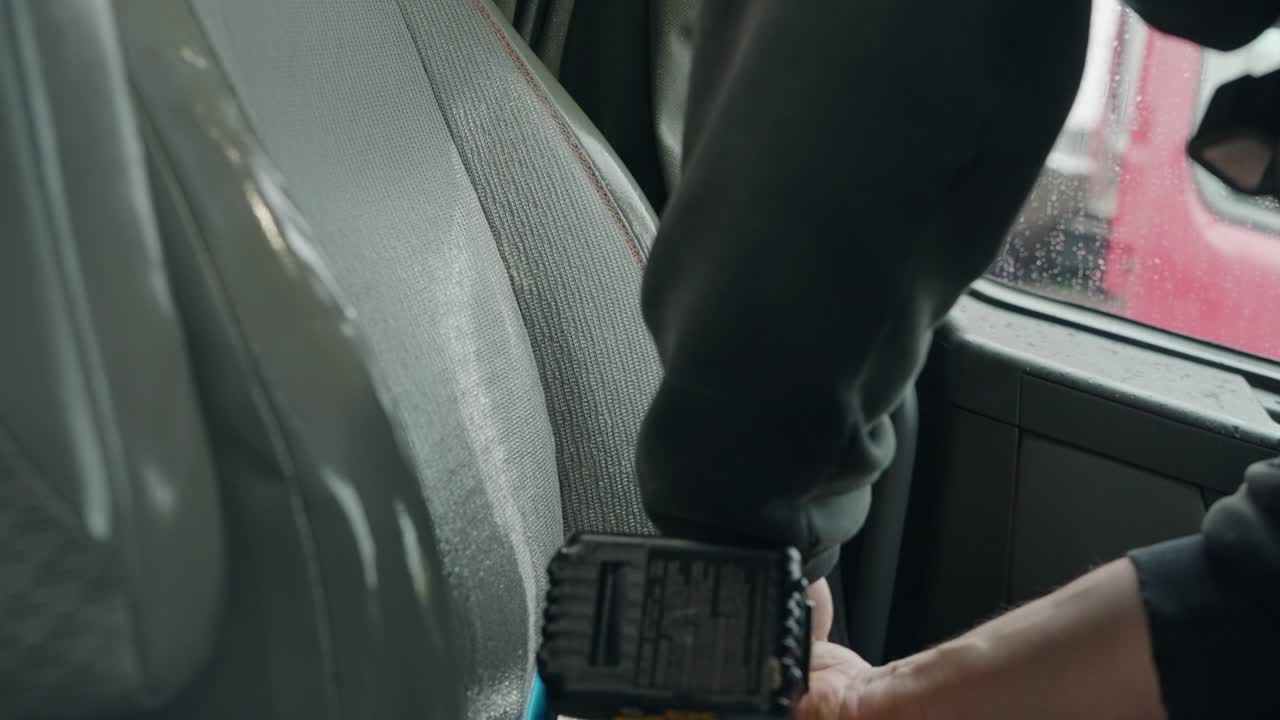 반 트럭 좌석이 청소됩니다.