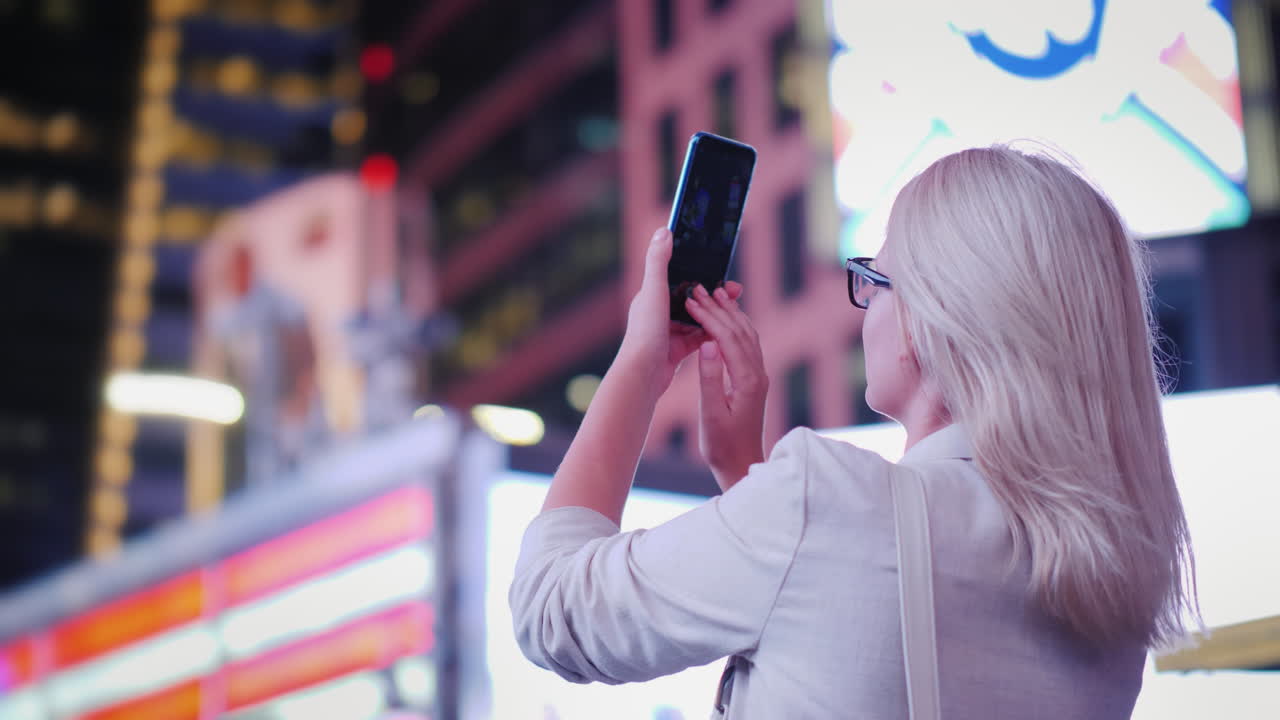 turist kvinne tar bilder på times square i new york turisme og reise i usa