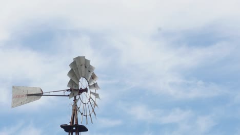 paleta de bomba de viento girando en el viento contra el fondo del cielo