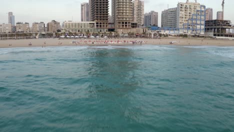 disparo de un avión no tripulado de un edificio en la playa