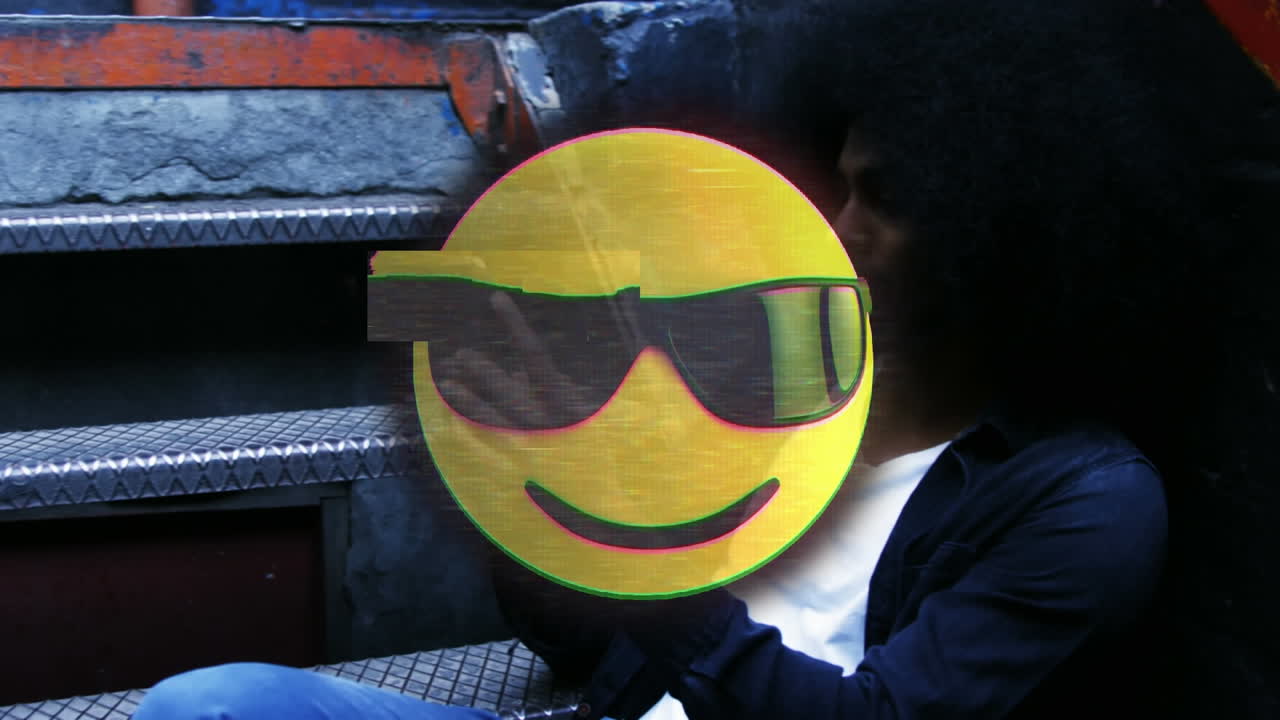 스마트폰을 사용하는 사람 위에 행복한 이모티콘의 애니메이션