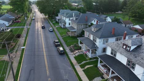 Pintorescas-Casas-Adosadas-En-La-Pequeña-Ciudad-De-América