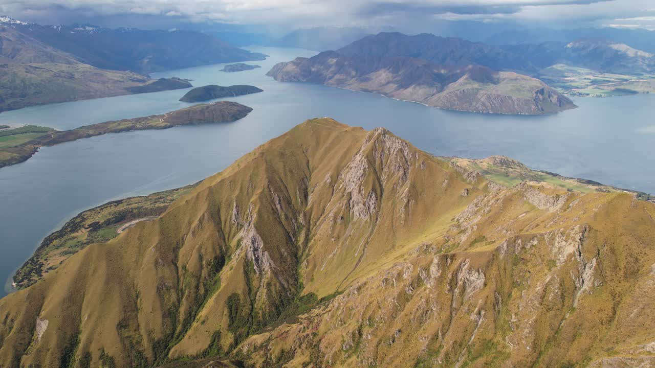 Bellissimo paesaggio aereo neozelandese del lago Wanaka circondato da alte montagne.