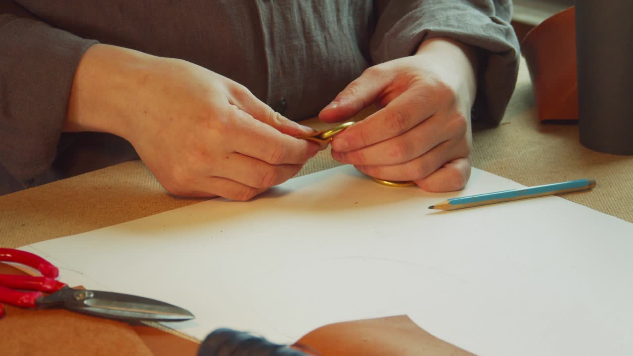 젊은 매의 견습생은 여성의 가방을 는 고리를 만들고 종이 컵에서 커피를 마신다.