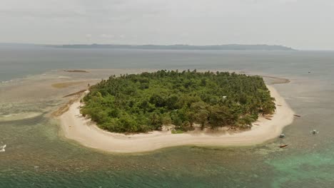 alingkakajaw, también conocida como isla aling, es un paraíso tropical desierto justo frente a la costa de claver en surigao del norte, filipinas.