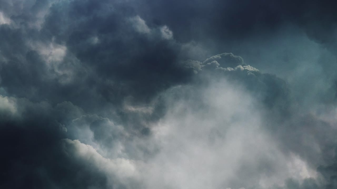 tormenta de 4k, volando a través de nubes cumulonimbus oscuras