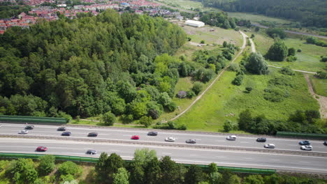 Varios-Coches-Circulando-Por-Una-Carretera-De-Cuatro-Carriles-Durante-El-Día-En-Gdynia,-En-El-Norte-De-Polonia