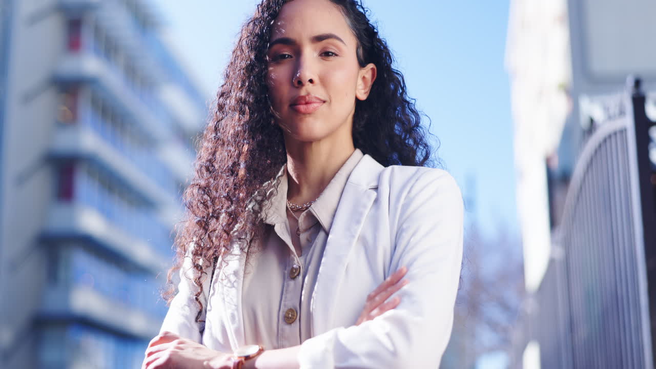 cara, corporativa y mujer con los brazos cruzados