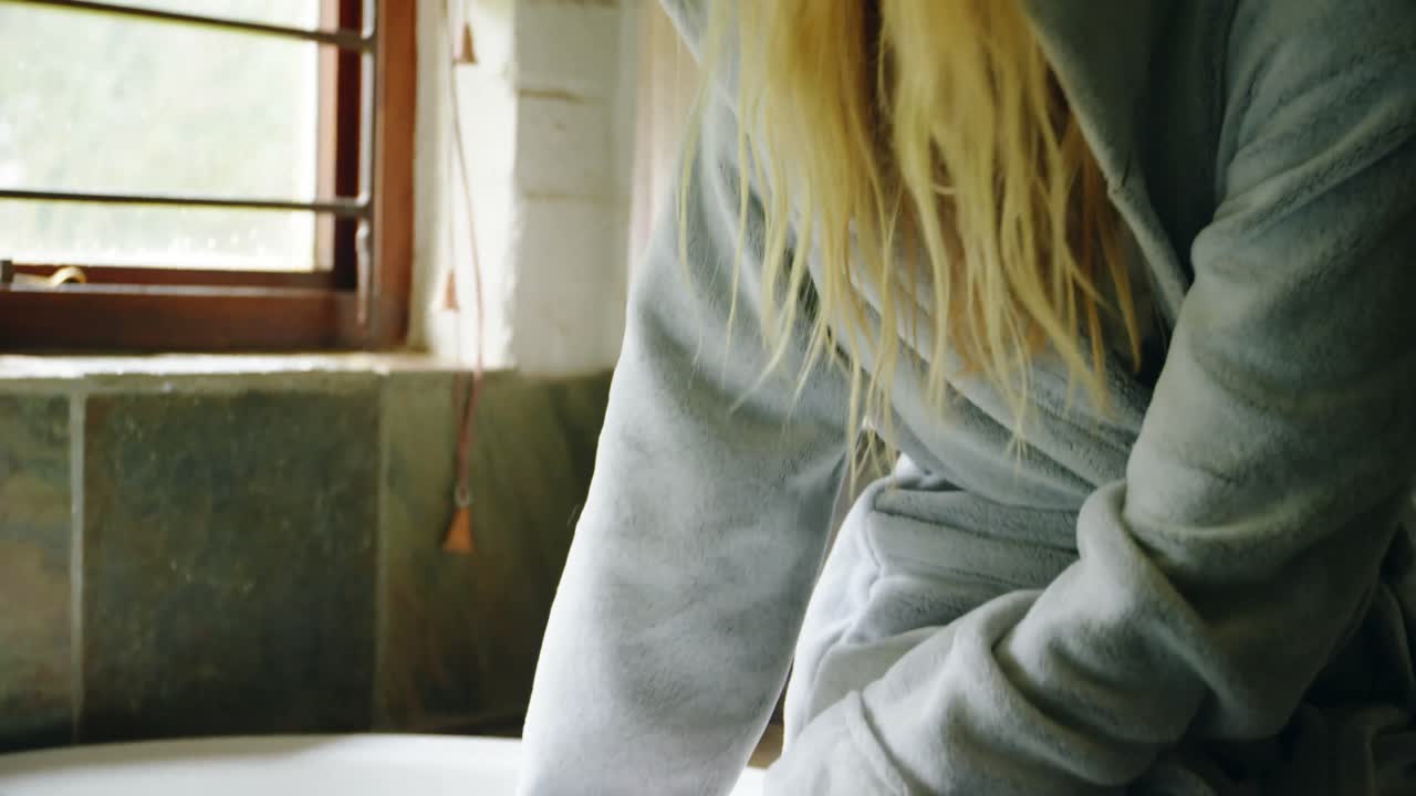 욕실 4k에서 욕조에 앉아있는 여자