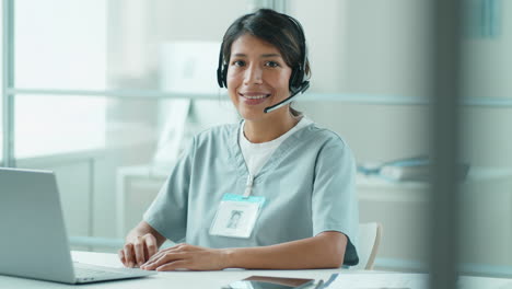 Retrato-De-Una-Alegre-Doctora-Hispana-Con-Auriculares