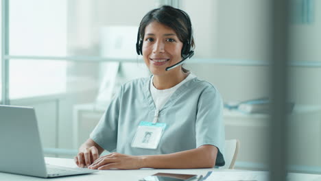 retrato de una alegre doctora hispana en auriculares