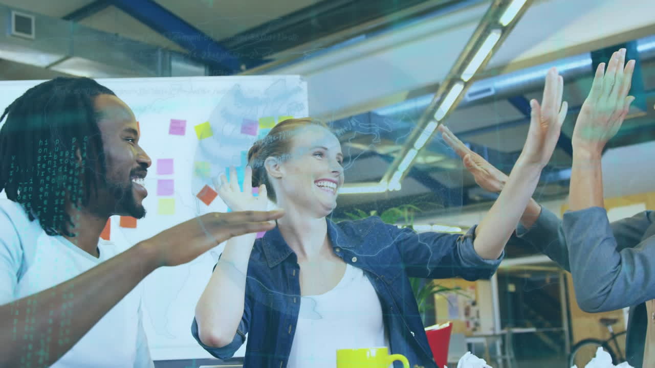 animación del globo y procesamiento de datos sobre sonrientes colegas de negocios de alto cinco