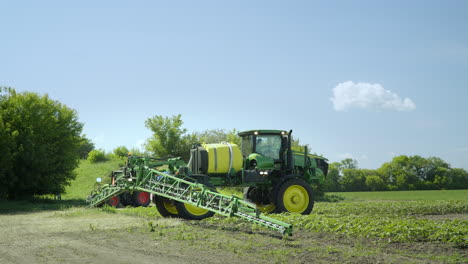 Máquina-Pulverizadora-Preparándose-Para-El-Riego-En-Campos-Agrícolas.-Maquinaria-Agrícola