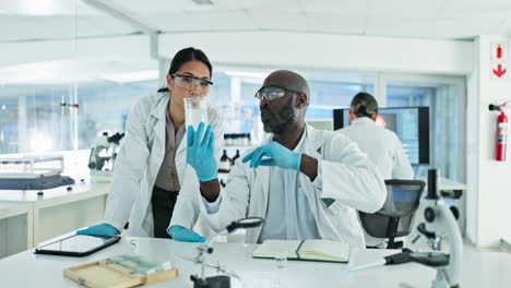 Trabajo-En-Equipo,-Vaso-De-Precipitados-O-Científico-En-Laboratorio.