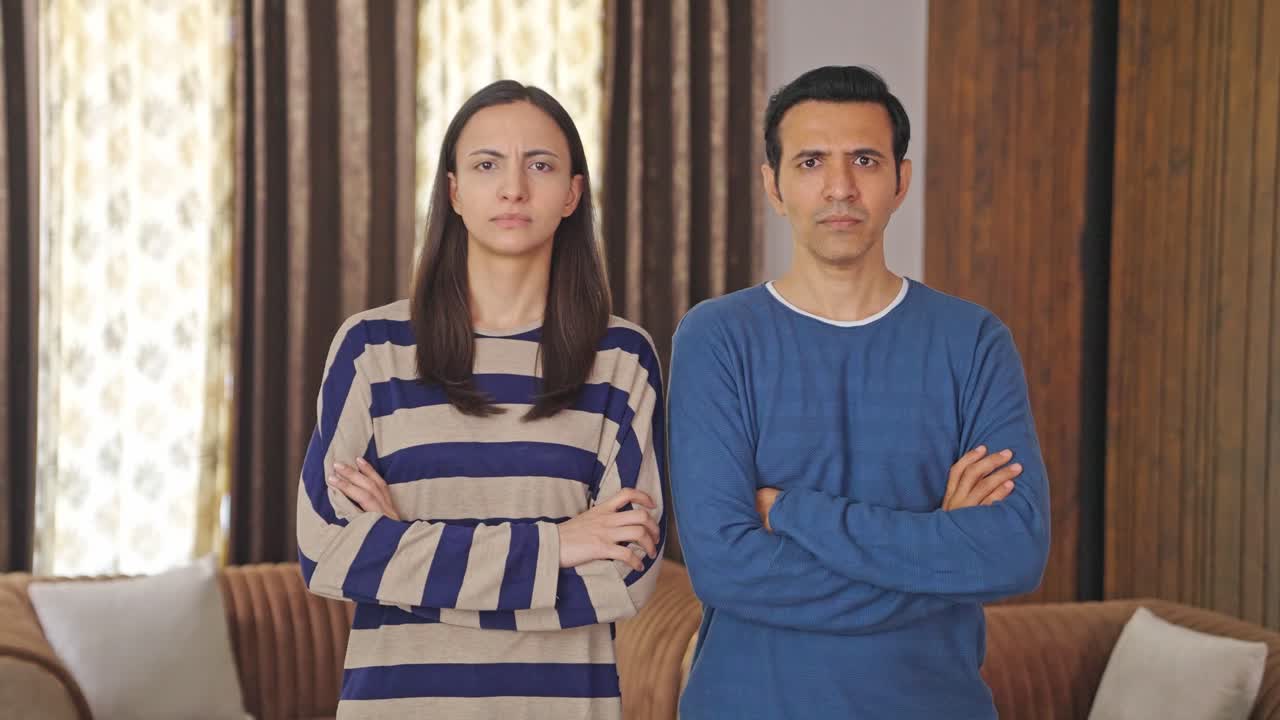 una pareja de indios enojados mirando la pantalla