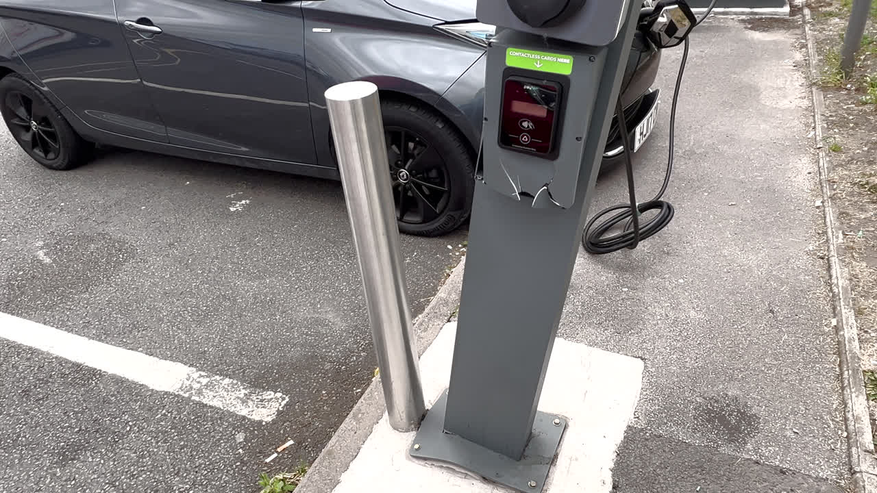 고장난 ev 하드웨어, 사용자가 충전기 포스트로 드라이브