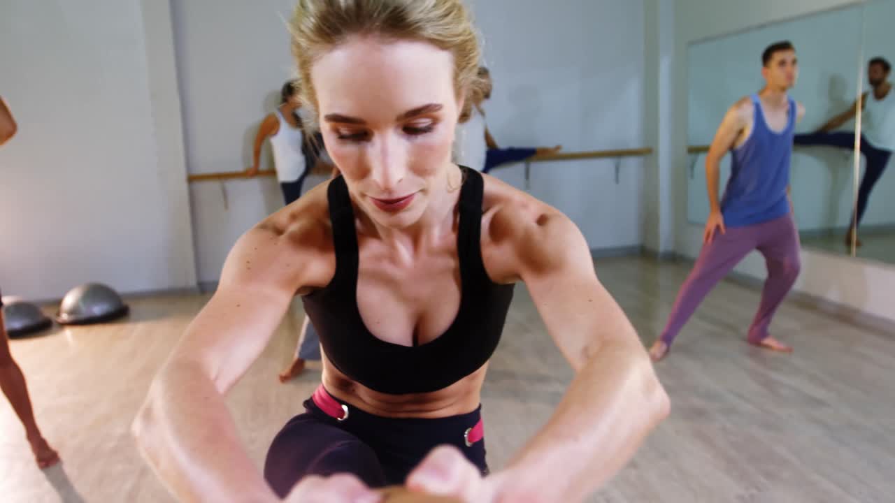 mujer realizando un ejercicio de estiramiento