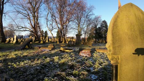 Fpv-Fliegt-Während-Der-Goldenen-Stunde-Um-Grabsteine-Auf-Dem-Verschneiten-Herbstsonnenaufgangsfriedhof-Herum