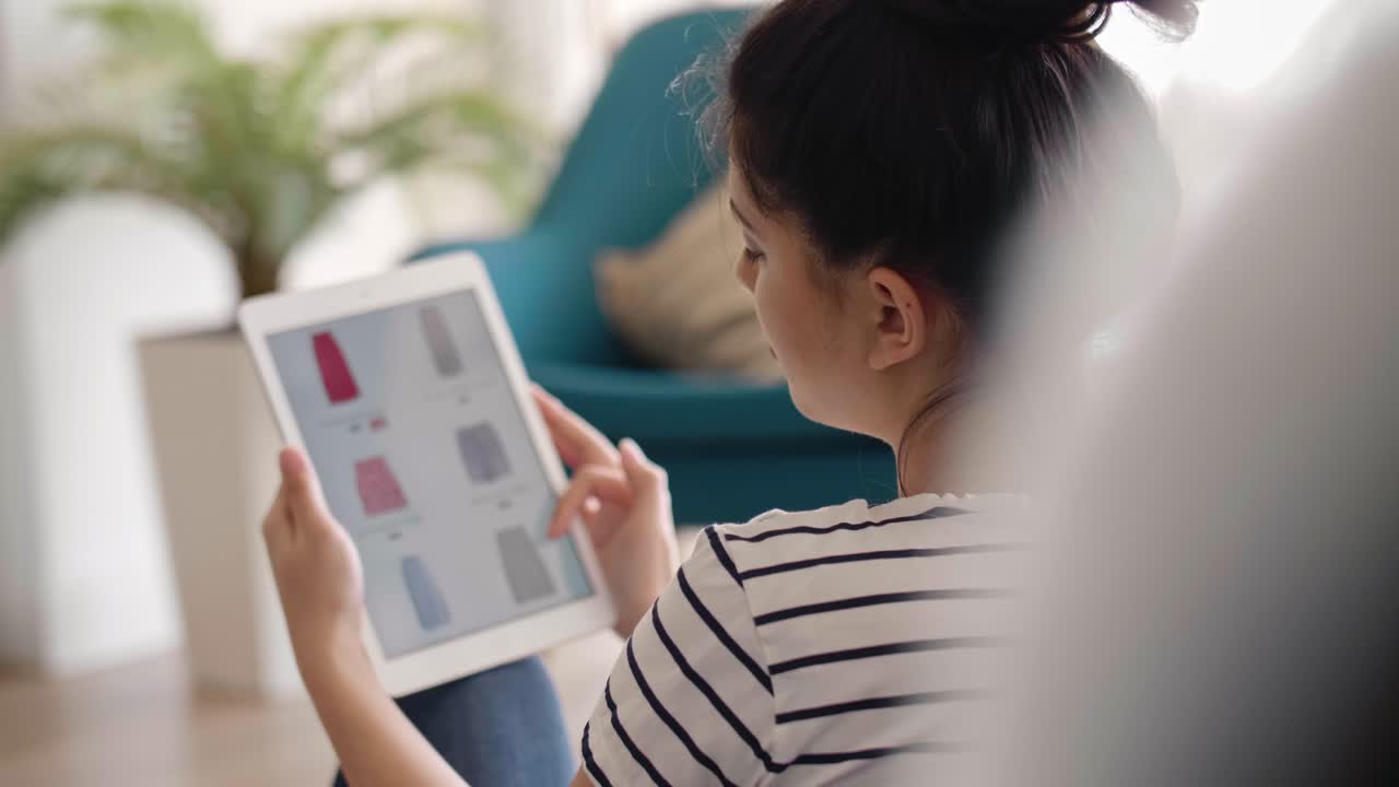 크로스 트레이너 에서 집 에서 운동 하는 사람 의 기울기