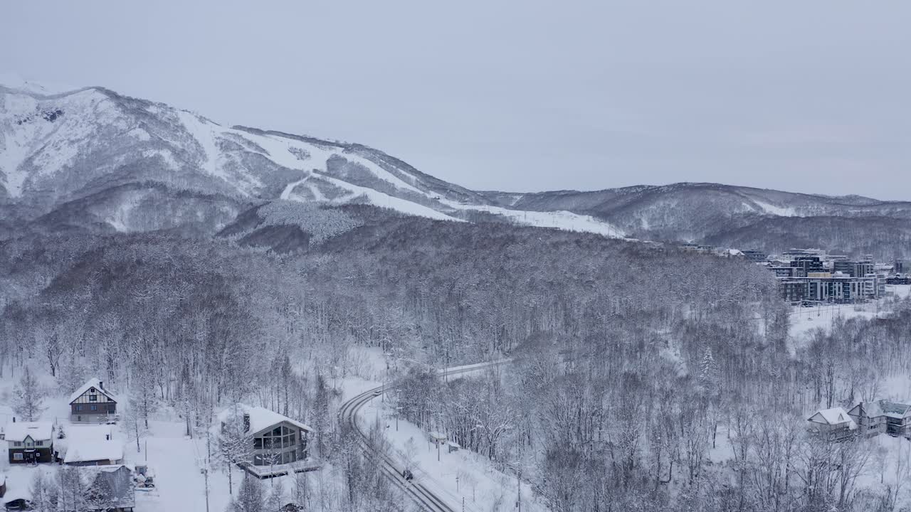 Japonia, Mt Yotei Niseko, dron panoramujący nad wioską.