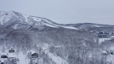 Mt-Yotei-Niseko-Japan-Drohnenpfanne-über-Dem-Dorf