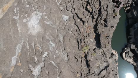 Imágenes-Aéreas-De-Drones-De-Un-Río-Con-Baches---En-Nighoj-Cerca-De-Pune-Y-Es-Famoso-Por-Los-Baches-Creados-Naturalmente-En-El-Lecho-Del-Río-Kukadi