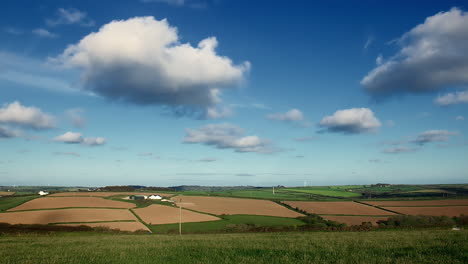 Hermosas-Nubes-Relajantes-Y-Pacíficas-Moviéndose-A-Través-De-Los-Campos,-Cámara-Lenta