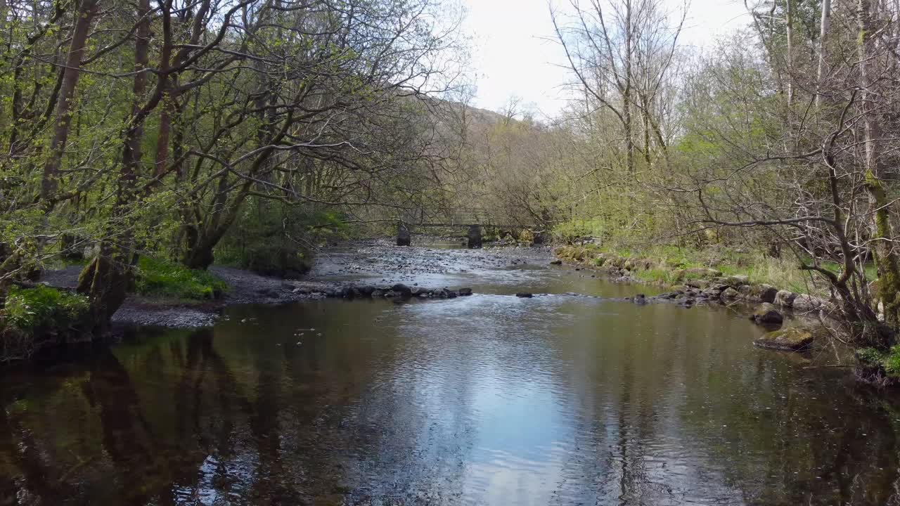 un tiro corriendo sobre el río rothay en caminatas de musgo blanco, área recreativa del bosque escénico en el distrito pico