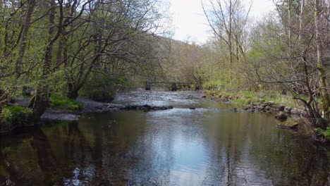 Eine-Laufende-Aufnahme-über-Den-Fluss-Rothay-Bei-Weißen-Mooswegen,-Einem-Malerischen-Walderholungsgebiet-Im-Peak-District