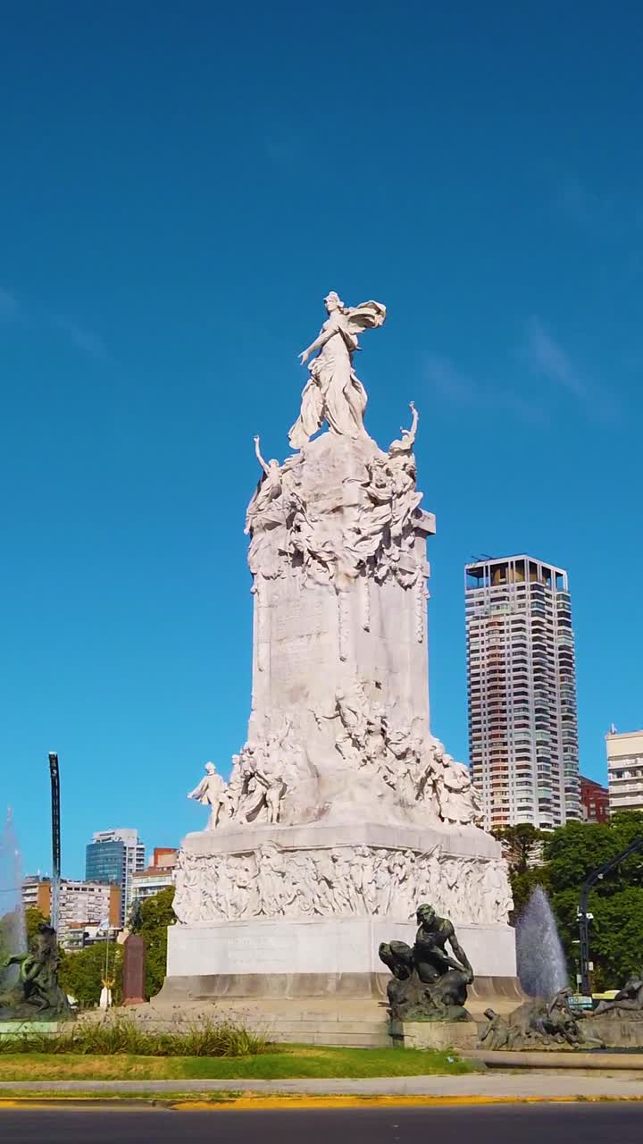Monumento della Rotonda di Palermo, paesaggio urbano verticale di Buenos Aires, Argentina, in Viale del Libertador.