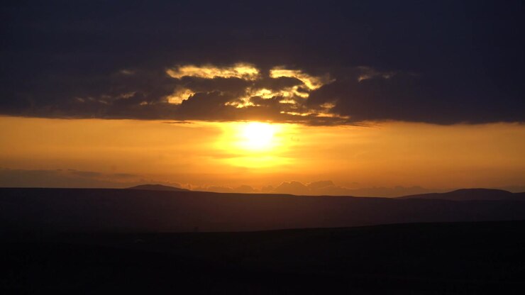 Tramonto Dorato Su Scure Colline Ondulate