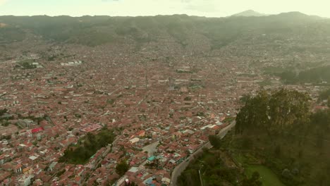 4k-Durante-El-Día-Antes-Del-Atardecer-Vista-Aérea-De-Drones-Sobre-Los-Barrios-De-Lucrepata-Y-San-Blas-En-Cusco,-Capital-De-Los-Incas